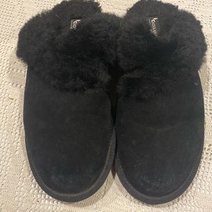 Kookaburra by Ugg Black Leather Furry Lined Slippers, Size 11 excellent shape